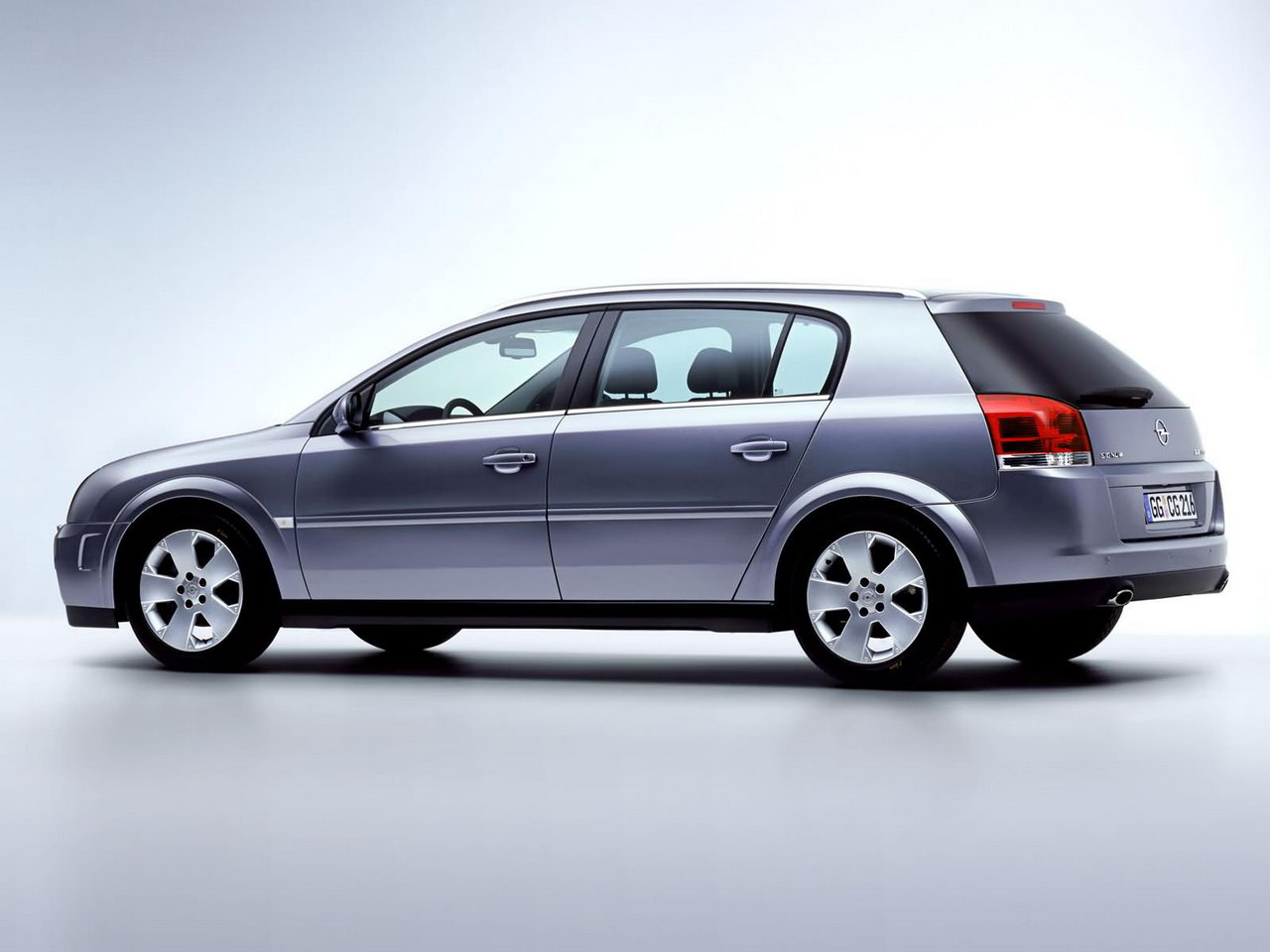 Opel Signum 3.2 V6 2003 004.jpg